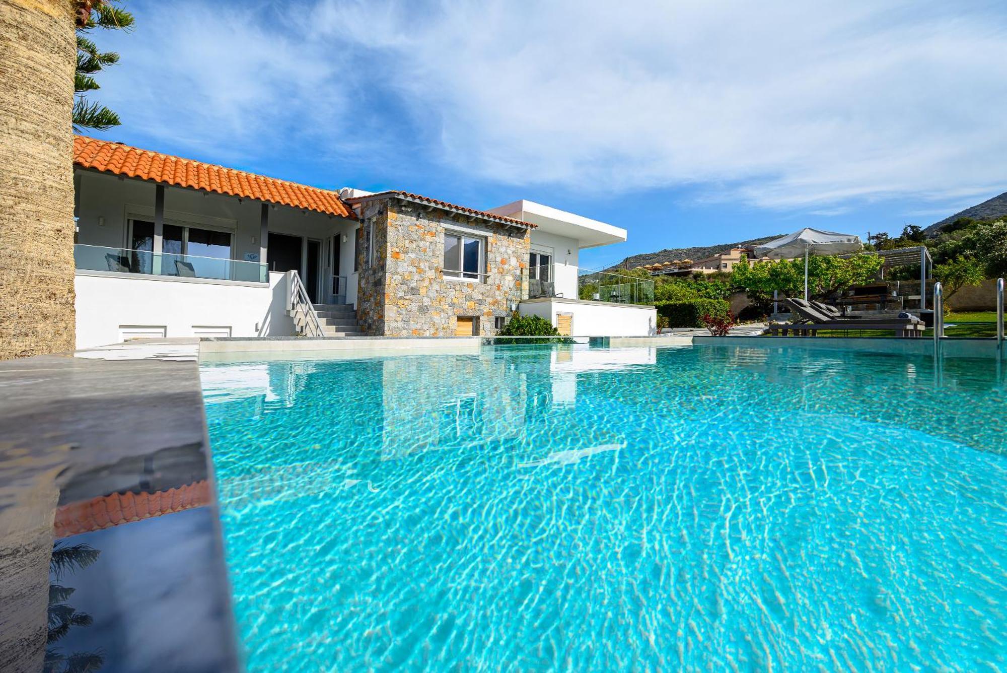Queen'S Gem Luxury Villa - Heated Jacuzzi & Pool 헐소니소스 외부 사진