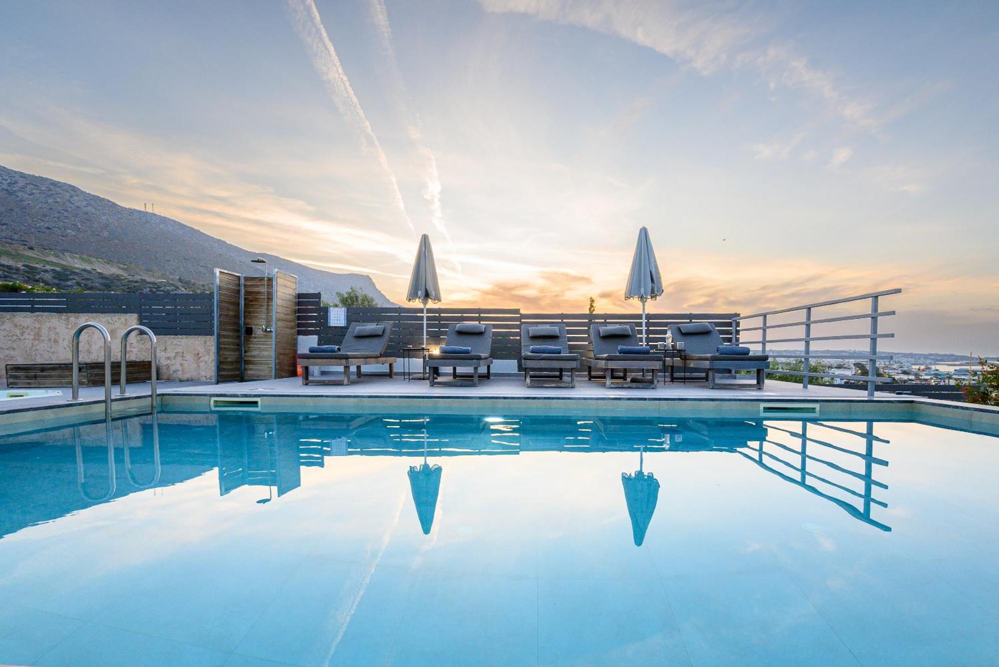 Queen'S Gem Luxury Villa - Heated Jacuzzi & Pool 헐소니소스 외부 사진
